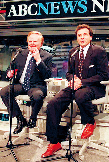 時任ABC新聞網總裁阿利奇（左）是帶艾格（右）入行的導師，他力求完美的工作態度，對艾格職涯造成深遠影響。